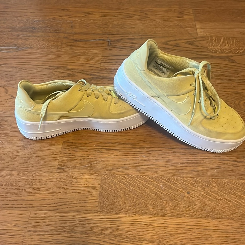 USED Nike Air Force 1 Sage Low Celery
